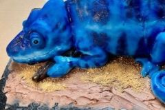 chameleon sculpture cake