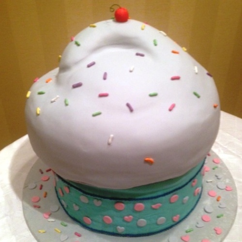 cupcake sculpture cake