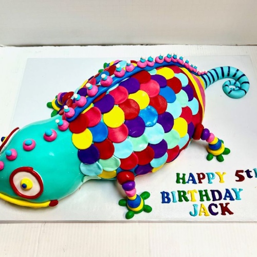 chameleon sculpture cake