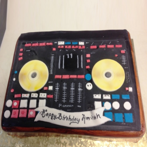 DJ deck cake